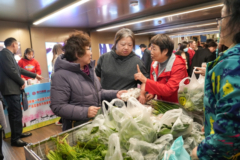 草莓、番茄、大米…上海这位驻村书记带货“回城”,推动助农、惠民双向奔赴