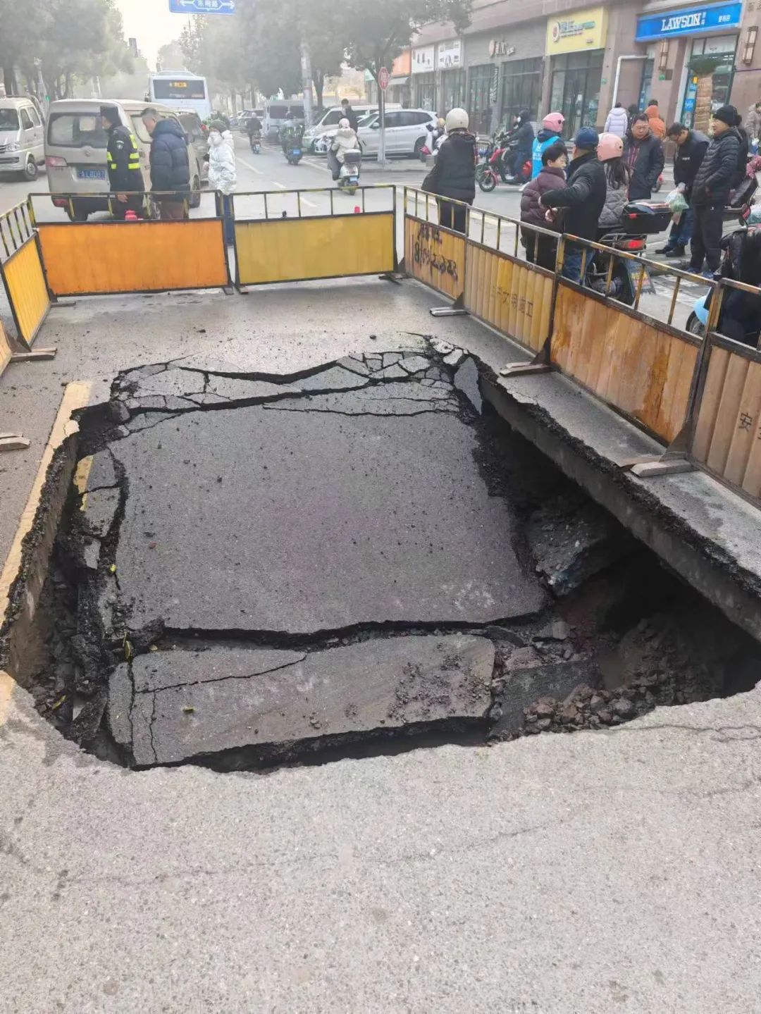 上海闵行道路塌陷原因基本确认:排污管破损渗漏,致填充物层土质流失