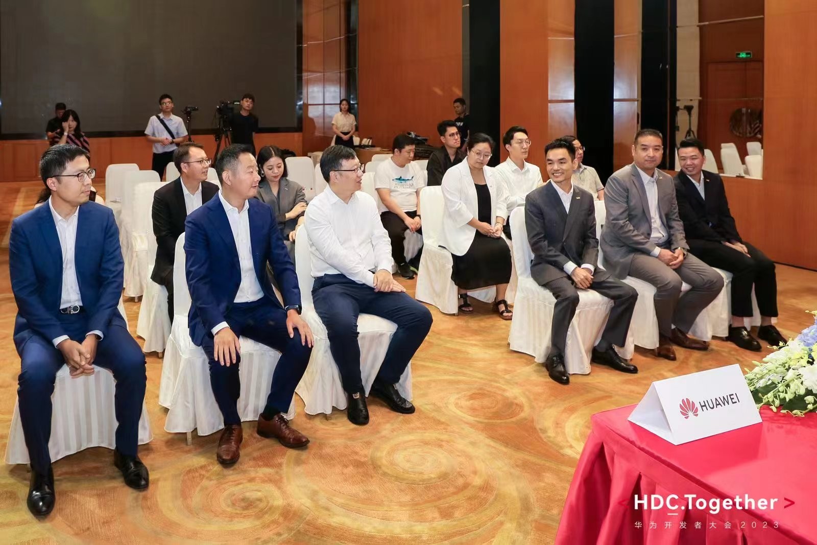 iam与华为智选签署合作备忘录,致力于共建空气管理新标杆